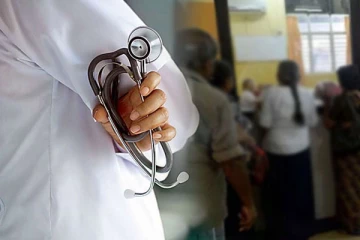 வடக்கு மாகாணத்தில் உயர்தரம் சித்தியடையாத வைத்தியர்கள்: இராஜாங்க அமைச்சர் வெளியிட்ட தகவல்