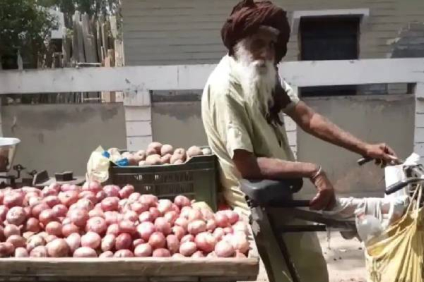 100 வயதிலும் கஷ்டப்பட்டு உழைக்கும் தாத்தா! நெகிழ வைக்கும் பின்னணி காரணம் | 100 Year Old Man Sells Vegetables