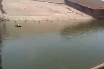 සෙල්ෆි ගන්න ගිහින් ජලාශයට වැටුණු ජ්ංගම දුරකථනය ගන්න ජලාදයම හිස් කරපු අරුම පුදුම කතාව.