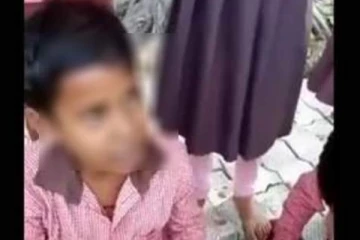 தட்டு எடுத்து வராத தலித் சிறுவன்.. பிரம்பால் தாக்கி துரத்திய ஆசிரியை - கொடூரம்