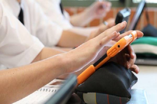 iPadல் சார்ஜ் கம்மியா இருந்ததால் மாணவிக்கு தண்டணை கொடுத்த பள்ளி | Daughter Given School Detention Charged Ipad