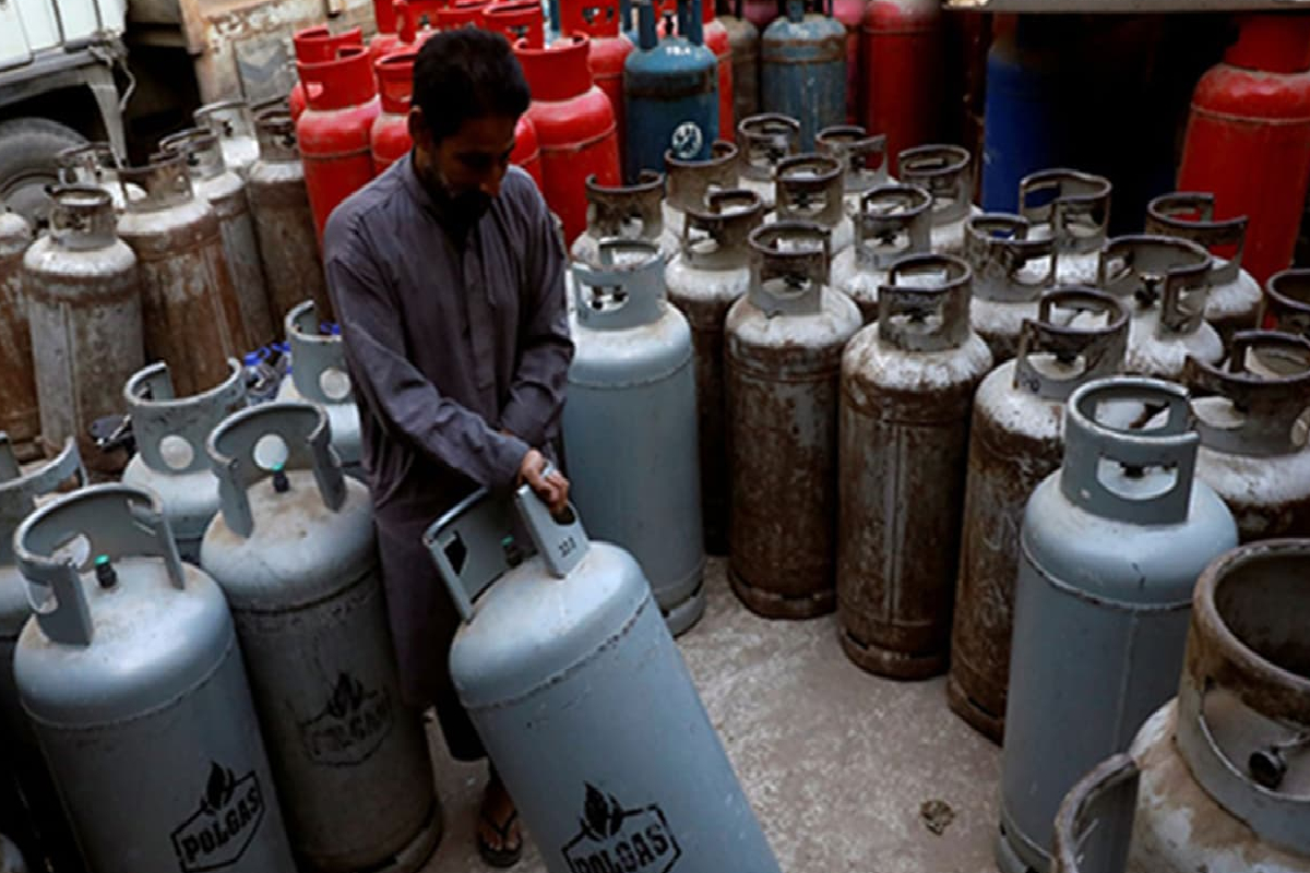 பாகிஸ்தானில் எகிறிய சிலிண்டர் விலை; மக்கள் திண்டாட்டம்! | In Pakistan Price Of A Cylinder Has Crossed 10 000 பாகிஸ்தானில் எகிறிய சிலிண்டர் விலை; மக்கள் திண்டாட்டம்! | In Pakistan Price Of A Cylinder Has Crossed 10 000