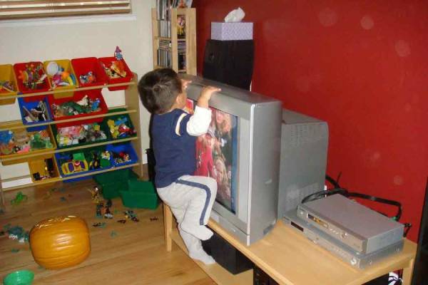 தொலைக்காட்சி விழுந்ததில் இரண்டு வயது குழந்தை உயிரிழப்பு | Two Year Old Child Dies After Television Falls