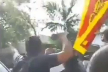 පාර්ලිමේන්තු මන්ත්‍රීන් විරෝධතාකරුවන් හා මුහුණට මුහුණ ගැටෙයි.. උණුසුම් තත්වයක් (VIDEO)