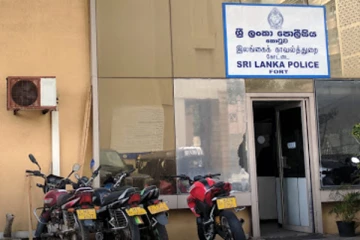 பொலிஸாருக்கு தகவல் வழங்கியதனால் கையை இழந்த இளைஞர்கள்