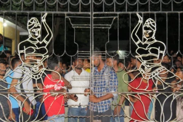 மட்டக்களப்பில் விரிவுரையாளர்களை வெளியேறவிடாது  பூட்டிவைத்த மாணவர்கள்!