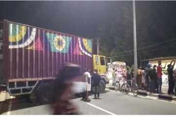 2 நாட்களாக எண்ணெய் இல்லை: வீதியை மறித்து மக்கள் போராட்டம் (Photos)