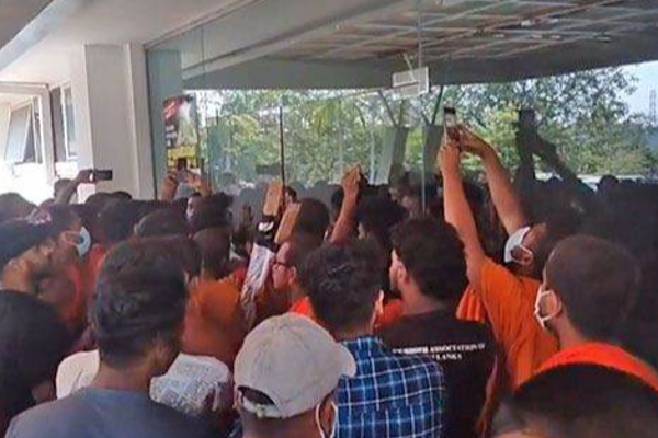 கல்வியமைச்சிற்குள் நுழையமுற்பட்ட 56 பேர் கைது!(Photos) | 56 People Enterministry Of Education Arrested