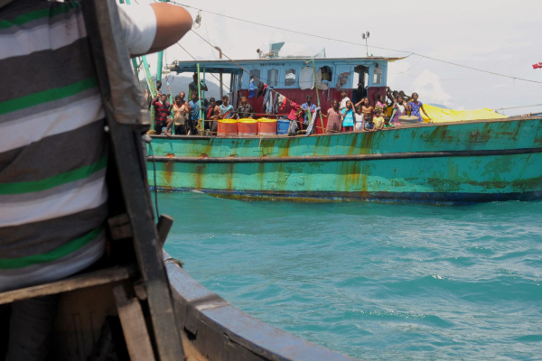 சட்டவிரோதமாக படகு மூலம் ஐரோப்பா செல்ல முற்பட்ட 50 இலங்கையர்கள் கைது - ஐபிசி தமிழ்