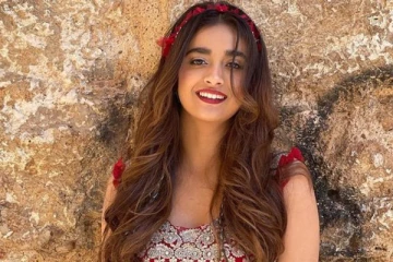 இதுவரை இல்லாத அளவிற்கு கிளாமர் உடையில் நடிகை கீர்த்தி சுரேஷ்.. ரசிகர்கள் கவர்ந்த புகைப்படங்கள்