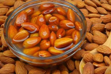 நீண்ட நேரம் ஊறவைத்த பாதாம் நல்லதா? சாப்பிட்டால் என்ன நடக்கும் தெரியுமா?