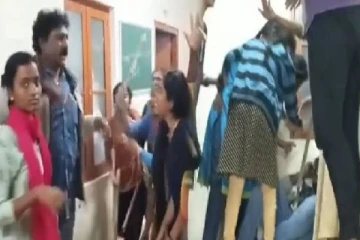 சிறுமியிடம் பாலியல் சீண்டல்.. தலைமை ஆசிரியரை வெளுத்து வாங்கிய மாணவிகள்