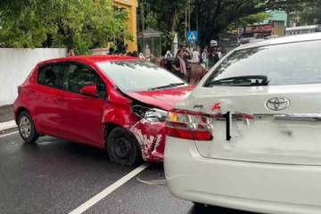 ஒன்றுடன் ஒன்று மோதி பல வாகனங்கள் விபத்து ; தாய் மற்றும் மகன் படுகாயம்