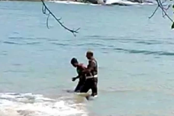 මුහුදේ පීහිනා ගොස් පොලිසිය සොරු ඇල්ලූ හැටි. (VIDEO)