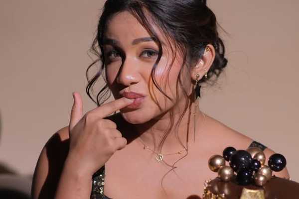 பிங்க் நிற சேலையில் கடற்கரையில் ஹாயாக போஸ்!! நடிகை ரவீனா புகைப்படங்கள்.. | Serial Actress Raveena Daha Recent Photoshoot Post