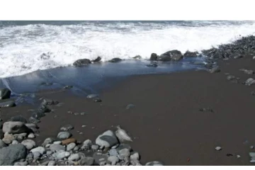 கருப்பு நிறத்தில் மாறிய மணல் - சென்னை ECR-ரில் பரபரப்பு!