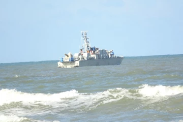 நாயாறு கடற்பரப்பில் கவிழ்ந்த கடற்படை படகு