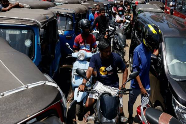 மீண்டும் எரிபொருளுக்காக வரிசையில் காத்திருக்கும் மக்கள்! | Again People Waiting In Line For Fuel Hatton