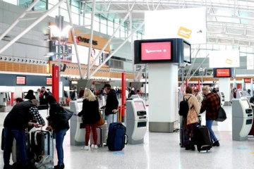 மோசமடையும் நாட்டு நிலைமை: இலங்கையை விட்டு வெளியேறும் சுற்றுலாப்பயணிகள்