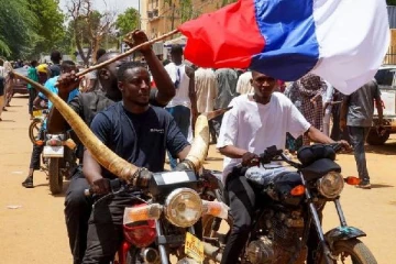 நாடொன்றில் இருந்து தனது குடிமக்களை அவசரமாக வெளியேற்றும் பிரான்ஸ்