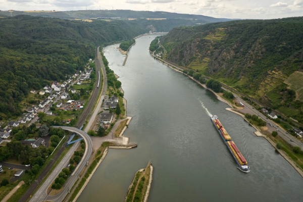 சுவிட்சர்லாந்தில் சடலமாகக் கண்டெடுக்கப்பட்ட வெளிநாட்டவர்: பொலிஸ் விசாரணை | 4 Family Members Body Found In Rhine Swiss