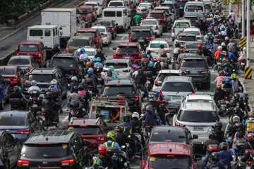 12 நாட்களா டிராஃபிக்கில் சிக்கிய மக்கள்; உணவு, தண்ணீர் இல்ல.. எங்கே தெரியுமா?