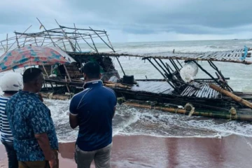 தமிழர் பகுதிகளில் கரையொதுங்கிய 2 படகுகள்... மியான்மார் அகதிகள் படகுகளா?