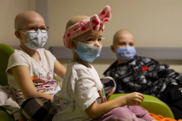 தயவு செய்து நிறுத்துங்கள்; புற்றுநோயால் பாதிக்கப்பட்ட உக்ரேனிய குழந்தைகளின் உருக்கமான கோரிக்கை!