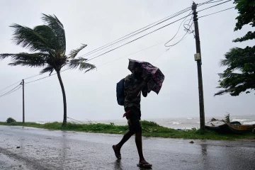 தாழமுக்கம் ஆழமானதால் இலங்கையில் தொடர் மழை