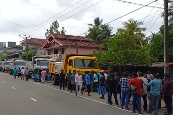 மண் உரிமம் வழங்கக் கோரி மட்டக்களப்பில் பாரிய ஆர்ப்பாட்டம்! | Protest In Batticaloa Request Soil Mining License