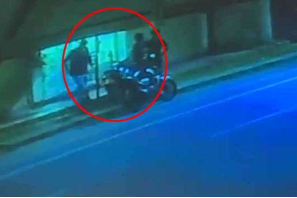 சிறைச்சாலை உத்தியோகத்தரின் கையை கத்தியால் வெட்டி கொள்ளையில் ஈடுபட்டவர்கள் கைது | Thieves Arrested For Cutting Prison Officer S Hand சிறைச்சாலை உத்தியோகத்தரின் கையை கத்தியால் வெட்டி கொள்ளையில் ஈடுபட்டவர்கள் கைது | Thieves Arrested For Cutting Prison Officer S Hand