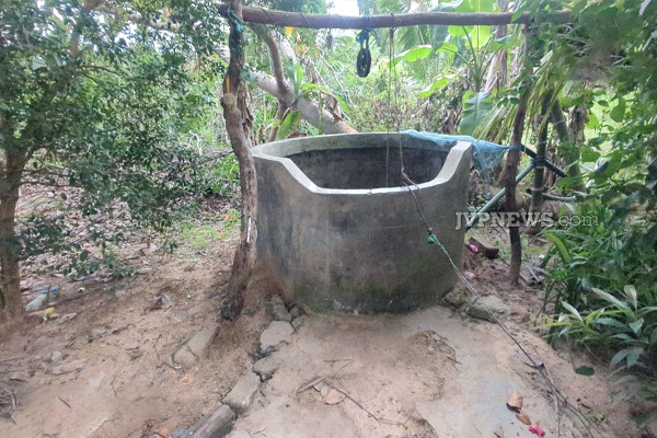 முல்லைத்தீவில் கிணற்றுக்குள் இருந்து வெளியேறும் மண்ணெண்ணெய் | Kerosene Seeping Out Of A Well In Mullaitivu
