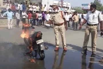 அடுத்தடுத்து அபராதம் மேல் அபராதம் விதித்த போலீசார் - பைக்கை எரித்த வியாபாரி