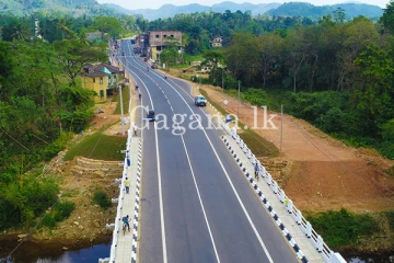 ප්‍රධාන මාර්ගයක අවදානම් තත්වයක් - ප්‍රවේශමෙන් ගමන් කරන්න.