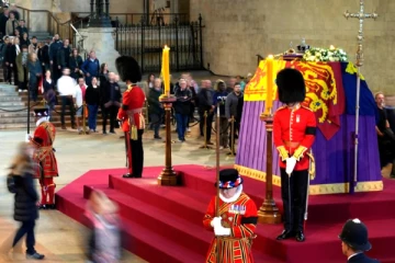 ராணியின் சவப்பெட்டியை நெருங்கும் ஆர்வத்தில் லண்டன் இளைஞர் செய்த செயல்; பொது ஒழுங்கை மீறியதாக குற்றசாட்டு