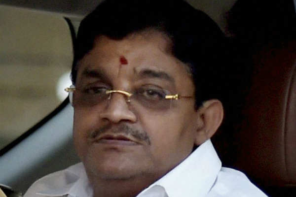 அதிமுக ஆலோசனை கூட்டத்தில் இருந்து திடீரென வெளியேறி மைத்ரேயன் - தமிழ்நாடு