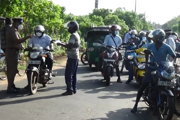 வவுனியா நகர்ப்பகுதிக்கு வரும் மக்கள் பொலிஸாரினால் தீவிர சோதனை