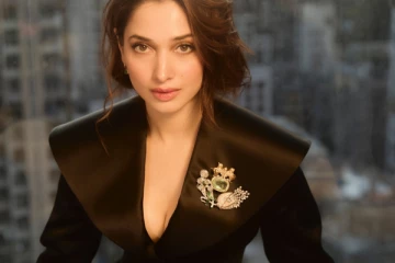 தமன்னாவின் கிளாமர் போஸ்.. எப்படி இருக்கிறார் பாருங்க