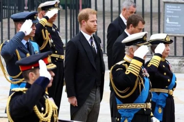 ராணியாருக்கு கடைசி வணக்கம் செலுத்த இளவரசர் ஹரிக்கு அனுமதி மறுப்பு: பைத்தியக்காரத்தனம் என கொந்தளித்த மக்கள்