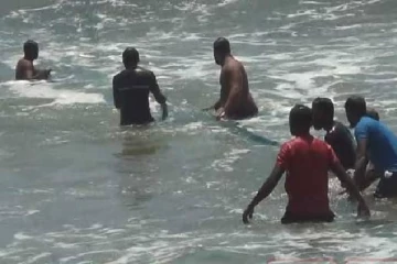 கடலலையில் அடித்து செல்லப்பட்ட 19 வயது இளைஞன் ; தீவிர தேடுதல் நடவடிக்கையில் பொலிஸார்