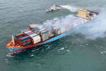 இலங்கையிலிருந்து சென்ற கப்பலில் பாரிய தீப்பரவல் ; நால்வர் மாயம்