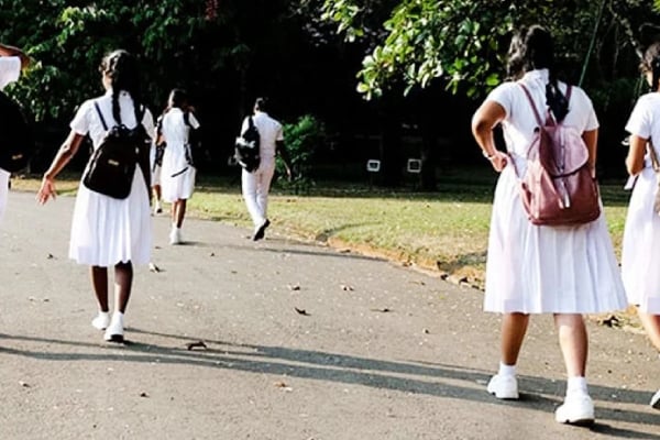 பாடசாலைக்கு நடந்து சென்ற மாணவி பரிதாபமாக பலி | School Student Dies In A Accident