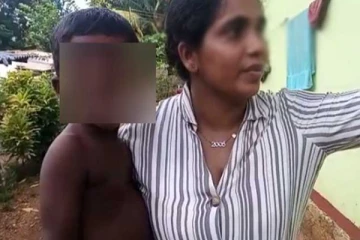 පුංචි දරුවා පොළවේ ගසා අමානුෂික ලෙස පහර දුන් පාපතර පියා අනෙක් දරුවා පුළුස්සා දමයි..