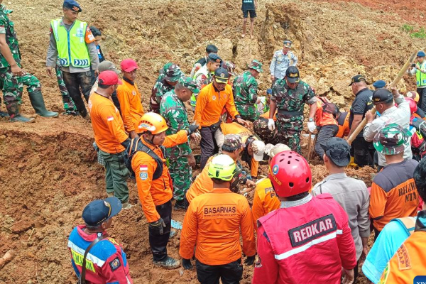 ඉන්දුනීසියාවේ ජාවා දූපතේ නායයෑමක් - 21 දෙනෙකු අතුරුදන් | Java Landslide Leaves 21 Missing In Indonesia ඉන්දුනීසියාවේ ජාවා දූපතේ නායයෑමක් - 21 දෙනෙකු අතුරුදන් | Java Landslide Leaves 21 Missing In Indonesia