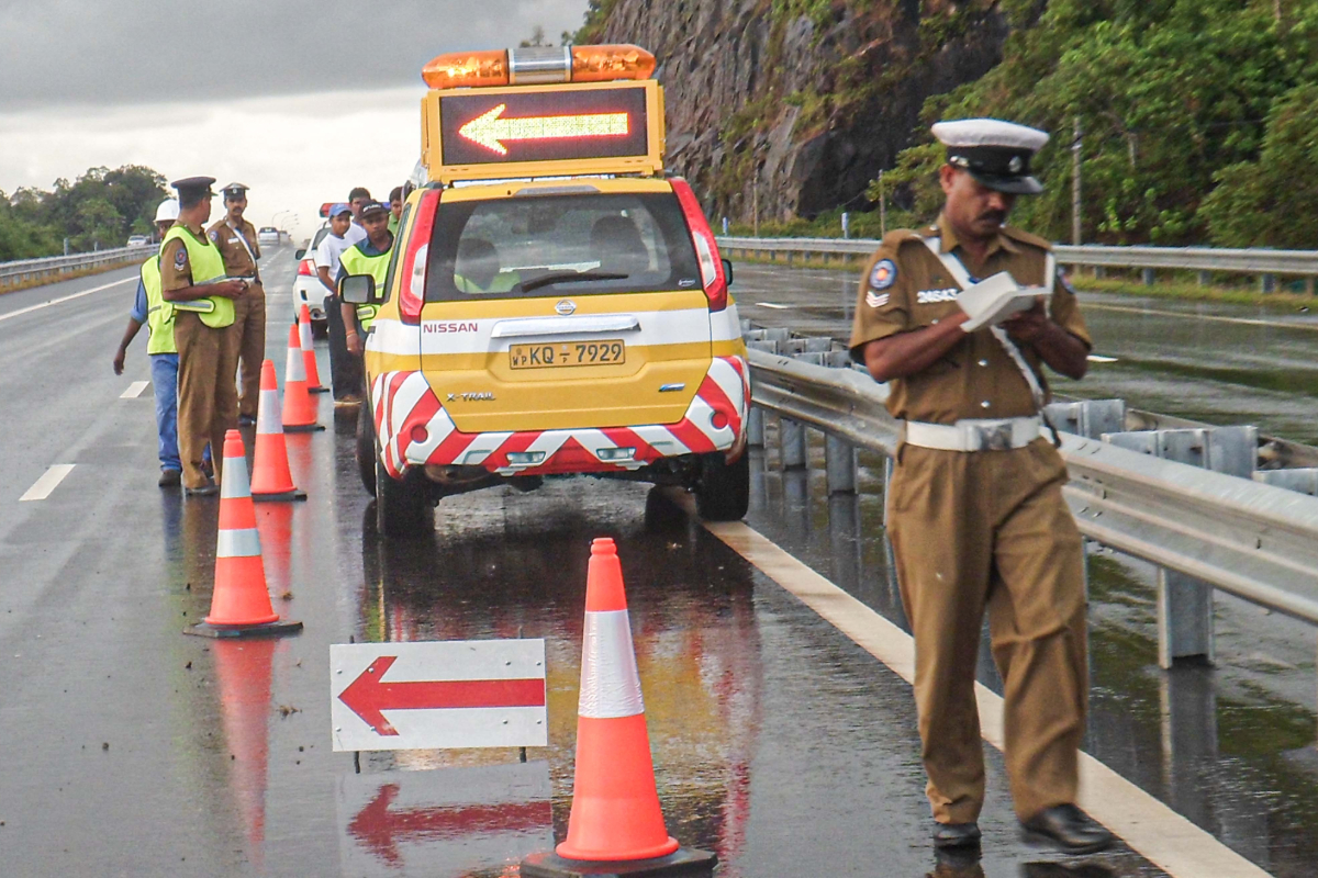 அதிவேக நெடுஞ்சாலை மீட்பு பணிகளில் இணைக்கப்பட்ட இலங்கை விமானப்படை | Srilanka Air Force Joins Highway Rescue Operations