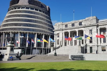 பிரபல நாட்டின் நாடாளுமன்றத்தில் முளைத்த  கஞ்சா செடிகள்!