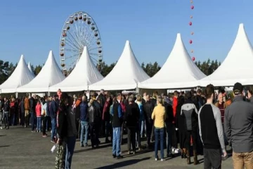 ஜேர்மனில் டெஸ்லா தொழிற்சாலையை பார்வையிட்ட மக்கள்