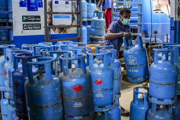 அம்பாறை மாவட்டத்தில் சமையல் எரிவாயுக்கள் தட்டுப்பாடு – சிரமத்தில் நுகர்வோர் | Gas Demanded In Amparai Consumers In Difficult