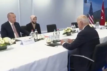 உலகளவில் பேசுபொருளான துருக்கிய ஜனாதிபதியின் மொழிபெயர்ப்பாளர்; யார் அந்த யுவதி?