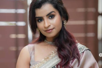 நம்ம சூப்பர் சிங்கர் சிவாங்கியா இது!! சேலையில் இப்படி இருக்காங்களே..